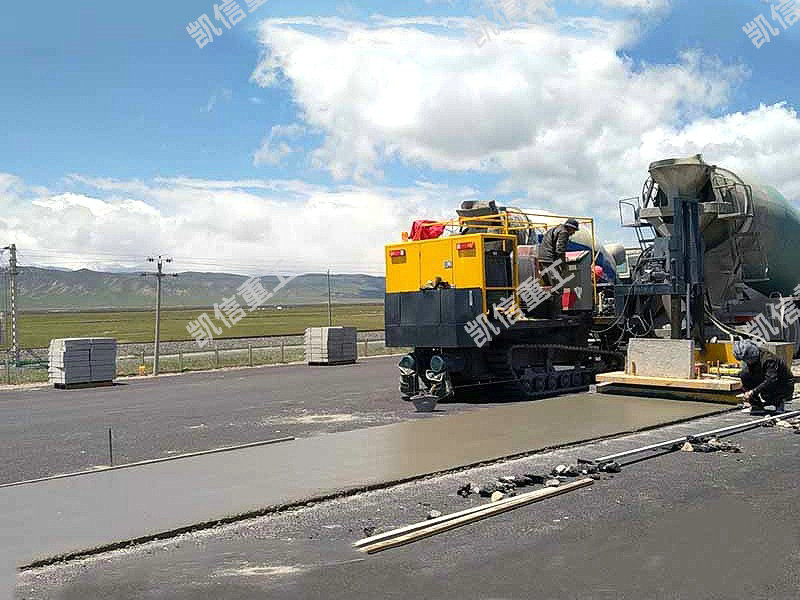 現澆成型中分帶路面滑模機